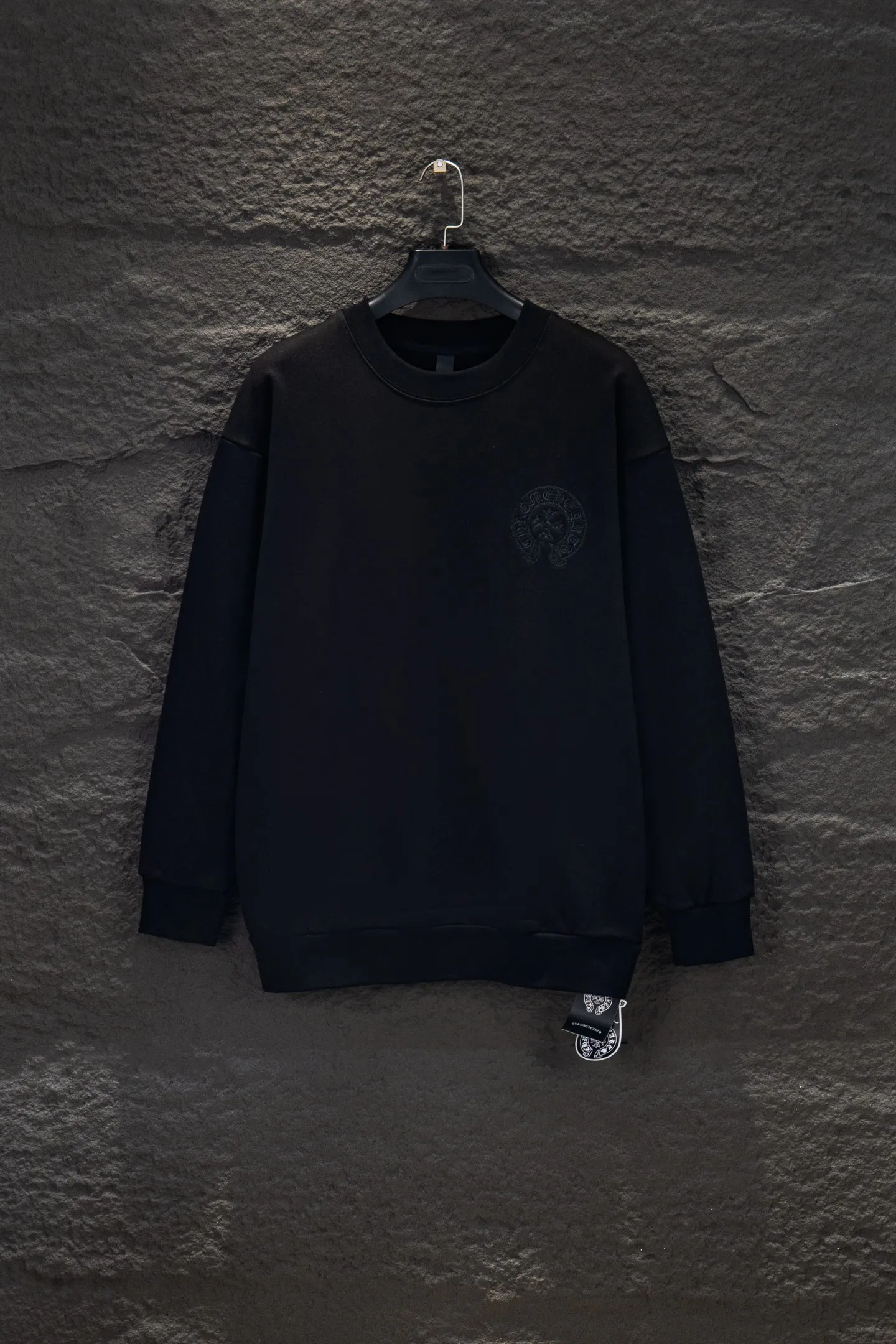 P260 🆕Chrome Hearts Home 420 grams, different from the market, texture is incomprehensible, os version is really charming, Chrome Home is also really unique, every new season's new product version is to the extreme, very practical, can be worn casually, nice✔️ - ⚠️100% cotton, using custom-dyed terry cotton sweatshirt surface, 420g double yarn, comfortable feel Made from imported knitting needle carded cotton, the thickness is moderate, drapey and contoured, making the upper body comfortable! ! It is very tolerant to fat body types and can instantly lose five pounds after wearing it!  Front panel #Back panel# Artistic arrangement of English letters. Imported Tajima high-density heavy-duty embroidery technology. The fonts are three-dimensional and full. Thousand-needle embroidery elements are added to the body, which greatly increases the interest of the clothing; unique visual effects.  Hem Loose closing Double-layer fabric Good closing effect Exquisite hemming Color: Black Size: S-M-L-XL